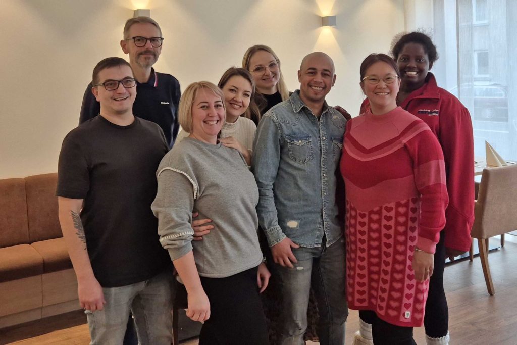 Foto: Zufriedenes Team: Caritas-Chef Andreas Waning (hinten li.) mit Projektkoordinatorin Luisa Fischer (hinten M.) und Fachdienstleiterin Miriam Venn (r.) sowie den „Restartern“ (v.li.) Artem Lutenko, Olga Brazhnikov, Ganna Levchenko, Mouhssine Aharifi und Kessy Evbaziegbere.