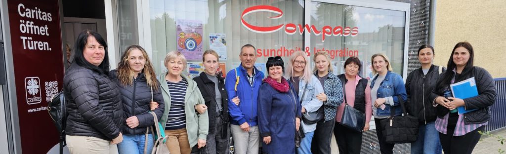 Gruppenfoto mit Deutschkursteilnehmenden vor dem Compass Seminarraum
